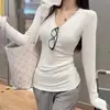 Camiseta Preta Ombro a Ombro Feminina Manga Curta Gola V Slim Fit Modeladora Cintura Apertada Design Camisa Base Top Estilo Garota Quente Americana