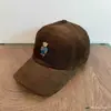 Boné de Baseball de Veludo Cotele com Bordado de Urso Estilo Retrô Americano para Mulheres, Outono e Inverno, Circunferência da Cabeça Grande, Aba Larga, Boné Bico de Pato para Afinar o Rosto para Homens