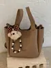 Bolsa de Mão Pequena Retrô da Moda para Mulheres 2026 Novo Modelo Versátil Bolsa Transversal Super Popular Bolsa de Balde Tote para Uso Externo