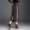 Elegante y chic falda midi de piel sintética para mujer, nueva colección otoño 2026, de cintura alta, estiliza la figura, moderna y adecuada para el trabajo.