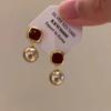 Aretes de Perla Marrón Champán Francés 2024 Otoño e Invierno Nuevo Simple Elegante Combinable de Alta Gama Aretes de Fragancia