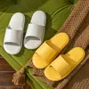 Atacado chinelos internos para casa chinelos masculinos e femininos antiderrapantes para banheiro banho resistentes ao desgaste sandálias para casais fabricantes