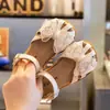 Zapatos para niñas sandalias de punta cerrada estilo simple estilo retro suela suave zapatos de princesa 2025 Primavera/Verano nuevo lanzamiento zapatos de playa para niñas