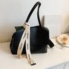 Uma geração de bolsas femininas de estilo estrangeiro 2023 nova moda popular online versão coreana de bolsa simples de axila bolsa de ombro portátil de nicho
