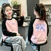Outono/Inverno 2026 Nova Camiseta Térmica de Fleece para Meninas com Gola Redonda, Bloco de Cores, Manga Longa, Camada Base, Roupa Térmica Infantil Estilosa