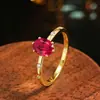 Anel Clássico de Coríndon Vermelho Sangue de Pombo Oval Cultivado para Mulheres, Elegante e Luxuoso, Versátil para o Dia a Dia, Pedra Preciosa Dourada para Mulheres