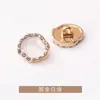 Fábrica direta de fivela de metal estilo Chanel de alta qualidade, estilo britânico, para camisa, casaco, galvanoplastia, esmalte de vedação, botão de pé com costura à mão