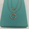 Colar Pendente Circular Glamoroso em Tom Dourado: Adornado com Cristais Brilhantes, Exalando Charme Elegante