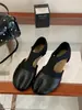 Zapatos únicos con diseño calado y estilo de punta dividida para mujer, nuevas sandalias casuales planas versátiles sin cordones para el verano 2026