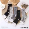 Nuevos Calcetines Altos de Otoño e Invierno Estilo Universitario para Mujer Calcetines de Cachemir Espesos Cálidos de Moda Calcetines con Letras Apiladas Venta al por Mayor