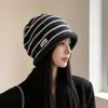 Chapéu de tricô listrado para outono e inverno para mulheres, com aba dobrada, design de letras, efeito emagrecedor para o rosto, quente e protege as orelhas, versátil e em um estilo japonês moderno