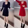 Novo conjunto de duas peças para primavera e outono, apresentando uma jaqueta curta chique e um vestido de sol justo e modelador, perfeito para mulheres baixinhas.