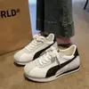 Sapatos femininos brancos macios populares estilo britânico, novidade outono 2026 versátil leve esportivo casual tênis de treino alemão