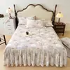 Falda de cama de una sola pieza de algodón cepillado estilo coreano, estilo simple, color sólido, universal para todas las estaciones, amigable con la piel, algodón puro, cubierta de cama antideslizante, juego de tres piezas
