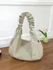 Bolso bandolera de color liso estilo retro japonés con correa de hombro plisada, simple y elegante, con un encanto de hada, hecho de nailon y diseñado para llevarse debajo del brazo
