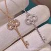 Collar con Colgante Tiga para Mujer, Chapado en Oro Rosa de 18 Quilates, Diseño de Diamantes Completos, Cadena para Clavícula Estilo Celebridad de Internet de Lujo Ligero, Venta Directa en Transmisión en Vivo