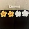 Brincos de Nicho de Luxo Retrô Estilo Francês com Toque de Alto Padrão, Apresentando Tarrachas de Flor em Zircônia, Design Único e Versátil, Acessórios de Orelha da Moda