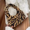 Bolsa de Pelúcia Feminina 2026 Outono e Inverno Nova Moda Coreana Bolsa Tote de Pelúcia Bolsa de Ombro Transversal para Axila Feminina