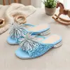 Chinelos de Verão Femininos Laser Brilhantes com Acessórios Florais Coloridos, Salto Grosso, Design Aberto na Ponta, Estilo Doce de Praia para Meninas