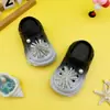Nuevos Zuecos de Verano de Dibujos Animados con Perlas, Pedrería y Pompón de EVA, Sandalias de Moda y Versátiles con Suela Suave para Niños y Niñas