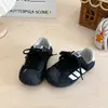 Zapatillas deportivas para niños 2026 nuevo modelo de otoño zapatillas para niñas puntera de concha zapatillas de entrenamiento alemanas zapatillas de moda para niños versión coreana