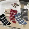 Calcetines de mujer hasta la pantorrilla con rayas anchas, diseño de bloques de color, textura acanalada, en un estilo retro, preppy y coreano, versátiles para otoño e invierno