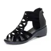 Sandalias Romanas de Cuero Suave para Mujer Verano Nuevo Suela Suave Zapatos de Mamá Moda Ropa Exterior Sandalias de Mujer Tacón de Cuña Zapatos de Mujer