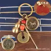 Llavero Zodiacal de Latón Cadena Decorativa Giratoria Juego de Cuatro Piezas con Cuerda de Nube Auspiciosa Vintage de Cinabrio y Monedas de los Cinco Emperadores para la Buena Fortuna