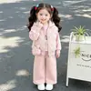 Conjunto de Colete para Meninas Outono/Inverno 2026 Novo Estilo Moda Infantil Elegante Aconchegante Espesso Roupas de Inverno Casuais Conjunto de Três Peças