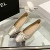 Novos Sapatos de Verão Slip-On Estilo Coreano, Sola Macia, Bico Quadrado, Leves e Confortáveis com Laço, Sola Rasteira, Tamanho Pequeno 2026