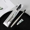 Cepillo de dientes desechable con pasta dental habitación de hotel plástico cerdas suaves en stock utensilios dentales artículos de tocador para casa de huéspedes venta al por mayor