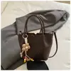 Bolsa de mão retrô transfronteiriça para mulheres, nova bolsa de ombro tecida da moda 2026, bolsa transversal de nicho para o dia a dia