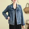 Foto real de una chaqueta corta de mezclilla azul retro, de corte holgado, casual para mujer, de manga larga, chaqueta de mezclilla adelgazante, top versátil para primavera y otoño