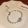 Colgante de Mariposa con Circonita Bañado en Oro Real de 18 Quilates Pulsera de Perlas Diseño de Nicho Versátil Exquisita Joyería de Mano para Mujeres