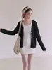 Elegante cardigã vintage de tricô com decote em V e detalhes vazados, peça de outer wear fina e macia para o outono