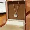 Collar con colgante de flor de cristal giratoria de estilo minimalista único para mujer, cadena de clavícula simple de lujo ligero de Instagram, accesorio superventas transfronterizo