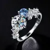 Anillo Clásico de Moissanita de Cuatro Garras Más Vendido en Europa y América para Mujer Plata de Ley S925 Moda Lujo Ligero Gama Alta Propuesta Anillo de Boda para Mujer