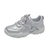 Tênis Branco Feminino 2026, Nova Versão Coreana de Outono, Estilo Ins, Sapatos Versáteis Esportivos Casuais para Estudantes Femininas, Estilo de Rua C9005-1