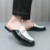 Sandálias slip-on da moda transfronteiriças para homens, sem calcanhar, bico fino, couro, novo estilo de verão, estilo britânico, sandálias tipo mule fechadas na frente, tamanho 46