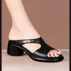 Novas Sandálias Elegantes de Verão 2026 com Biqueira Aberta e Salto Médio para Mulheres, Sapatos Slip-On da Moda com Corrente e Salto Quadrado Versátil para Mulheres