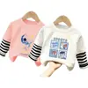 Camiseta de manga larga de algodón puro con retazos para niños, nuevo estilo primavera/otoño, diseño de dibujos animados, casual y versátil, parece un conjunto de dos piezas, moderno