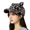Gorra de béisbol con estampado de leopardo transfronteriza para mujer, engrosada y cálida para otoño e invierno, gorro de felpa versátil, gorra de pico a la moda y chic estilo coreano
