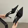 Elegantes zapatos de tacón alto plateados con punta fina y lazo, impresionantes sandalias de tiras únicas de satén de tacón medio para mujer, nuevos zapatos de verano
