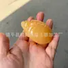 Ornamento de mão de jade afegão natural, cabo de nogueira estrela-lua, ornamento de bule de jade, selo leão Pixiu laranja de jade amarelo