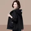 Chaqueta Corta Holgada con Capucha Casual Talla Grande para Mujer Estilo Nuevo Primavera y Otoño 2025 Ropa para Madres de Mediana Edad y Mayores Chaqueta Rejuvenecedora