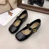 Zapatos Mary Jane para mujer en un estilo suave y de color claro, nuevo modelo de otoño 2026, punta cuadrada de cuero, estilo suave para usar en viajes