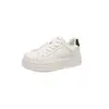 Zapatillas blancas para mujer, nuevo modelo 2026, zapatillas blancas versátiles súper populares para el verano, zapatos casuales deportivos de moda con suela gruesa, extremadamente elegantes