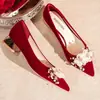 Sapatos de casamento bordô com design floral para mulheres, salto baixo 3CM, sapatos de noiva estilo chinês Xiuhe, confortáveis para os pés