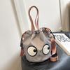 2025 Nuevo Estilo Bolso Cruzado de Hombro Casual Personalizado Bolsa Cubo Casual de Tela de Nylon con Caricatura Divertida de Ojos Grandes para Mujeres