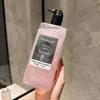 Higienizador de Mãos Espuma Camélia para Uso Doméstico e em Hotéis, Higienizador de Mãos Mousse Tipo Pump, Suave nas Mãos, Fragrância de Longa Duração